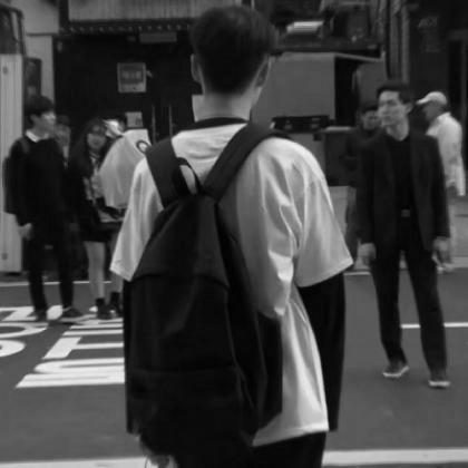 2020黑白男生背影头像伤感图片，只要你还活着就有希望