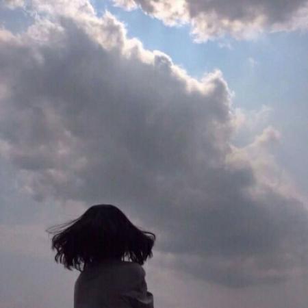 qq头像背影女生，意境有点伤感的