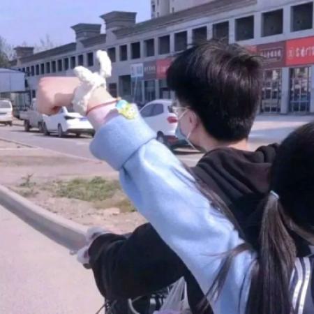 情侣头像分开一人一张 一路等候那抹柔和的阳光