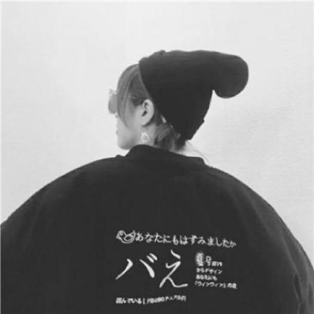 背影黑白情侣头像一男一女 微笑亦甜却负忧伤