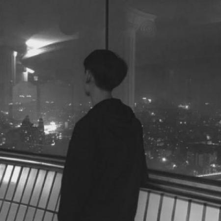背影黑白情侣头像一男一女 微笑亦甜却负忧伤