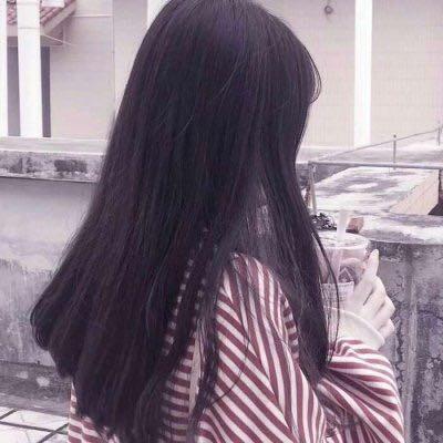 qq背影头像女生长发，侧面的长发披肩的唯美的