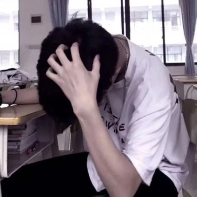 微信男生背影头像，从背影看到了一个男人的颓废