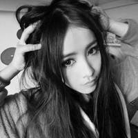 乌黑发丝活泼的长发黑白女生头像,利落知性的女人