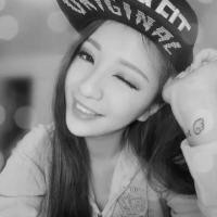 长发甜美优雅黑白女生头像,真正的内心强大的MM