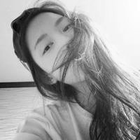 无忧无虑的黑白女生头像,习惯了一个人的世界