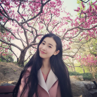 长发美女,眼中的女神笑容很美,同一个人的