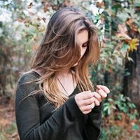 在阳光照耀和微风衬托下凌乱美,欧美长发女生头像