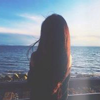 风情女人风儿吹长发飘飘,阳光照耀更迷人