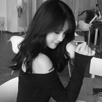 长发黑白女生头像,很想你也同样依赖我