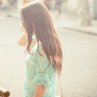 女孩飘逸的秀发更加美丽,长发遮脸女生头像