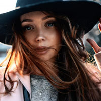 头发飘扬的美女头像,风儿将美女的头发吹起太美了
