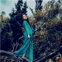 2018最时尚的微信图片 全部是长发的美女共计12张