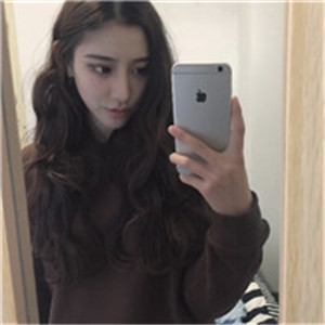 女生头像长卷发 这种发型并不是每个女生都喜欢的