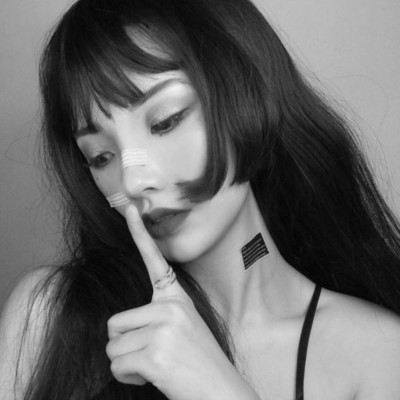 黑白长发美女头像 冷酷无情的眼神社会女