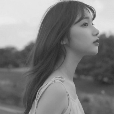 长发黑白女生头像 撩发一定很迷人