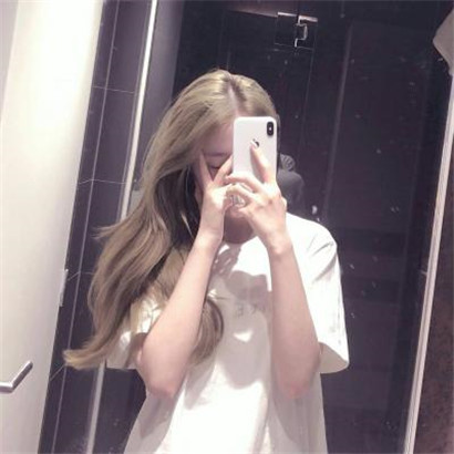 长发气质女神头像，带着笑或是很沉默手机控美女