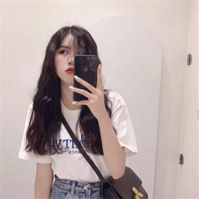 长发气质女神头像，带着笑或是很沉默手机控美女