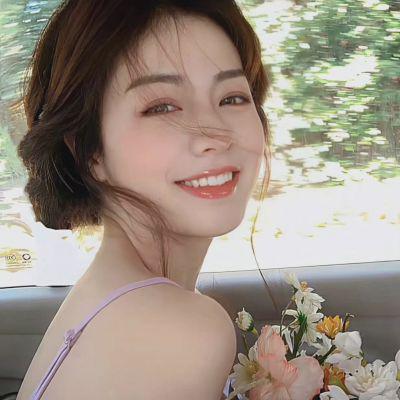 最新好看的长发美女头像，总是站的稳笑得漂亮