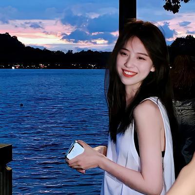 最新好看的长发美女头像，总是站的稳笑得漂亮