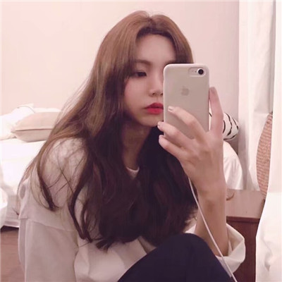 气质长发女生头像 保持微笑生活就会向你微笑