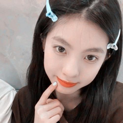 感性美女生头像，拥有着充满情感与诗情画意的美学