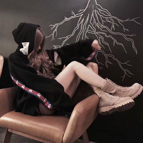 气质高贵典雅自然美女头像图片，给人一种稳重的感觉