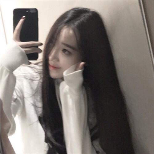 气质高贵典雅自然美女头像图片，给人一种稳重的感觉