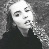 拿玫瑰花的欧美女生头像,一支玫瑰对你一心一意