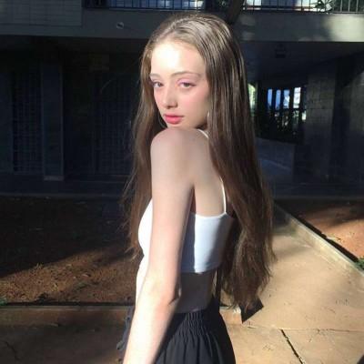 好看的欧美女生微信头像，装出万事顺遂的样子