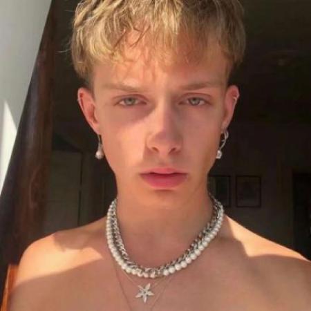欧美潮图微信头像男生，行走江湖的男人