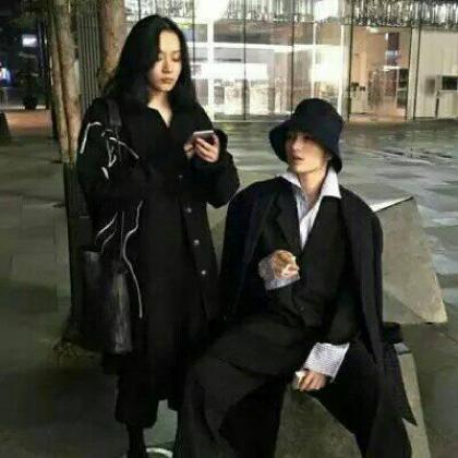 情侣头像时尚潮流超酷，两个潮流的人走在一起