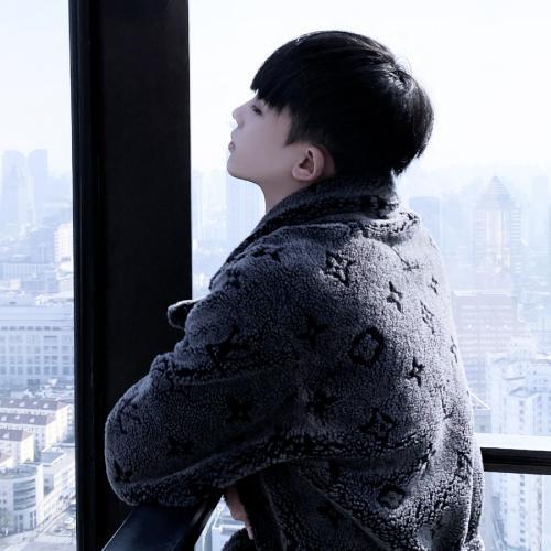 男生头像真人帅气带点微笑的，每天快乐点来点微笑吧