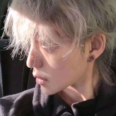 潮流男生头像真人，徘徊在坚持和放弃之间的男生