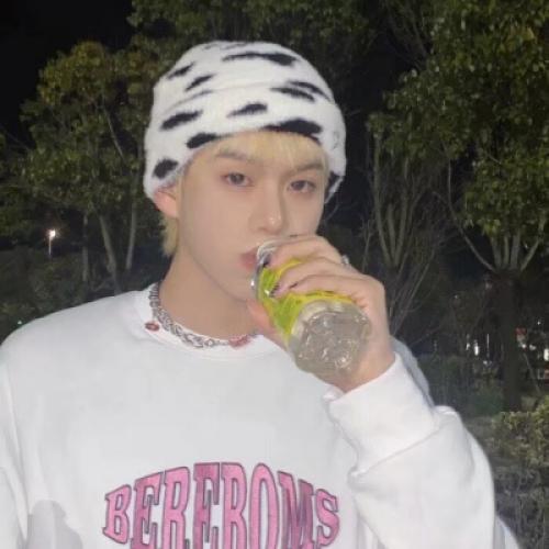 潮流混网男生头像优质真人，过着浪荡不羁的生活