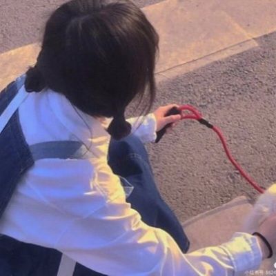部位女头不露脸，用手用东西遮挡住的