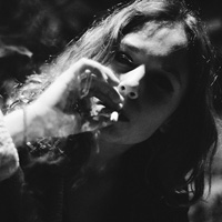 颓废欧美抽烟女生头像,分离后再一次重聚又分离,太伤心了
