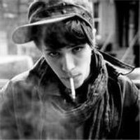 男生伤感抽烟头像黑白的,真的很寂寞