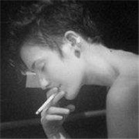 男生伤感抽烟头像黑白的,真的很寂寞