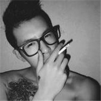 男生伤感抽烟头像黑白的,真的很寂寞