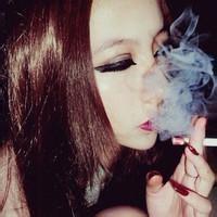 社会姐吸烟头像霸气 女人抽烟感觉不太正常吧