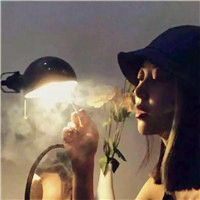 无人能比的霸气头像女生超拽冷酷抽烟图片