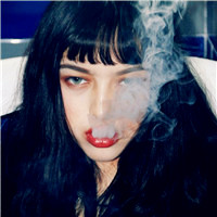无人能比的霸气头像女生超拽冷酷抽烟图片