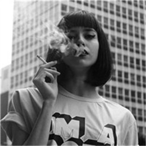 好看黑白抽烟寂寞伤感女生头像 一切都是过去了