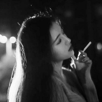 抽烟的女生头像，爱情过后只剩我孤单一人