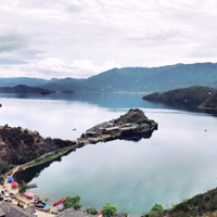 苍翠欲滴的浓绿山水美景，云南泸沽湖风景图片