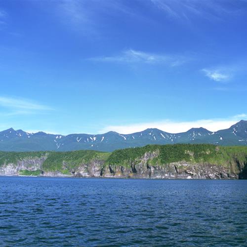 青山绿水瀑布像仙女的白纱巾在飘舞，头像风景图片山水