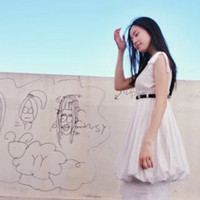 一个人平平淡淡意境女生头像图片,站在阳光下,走在大街上
