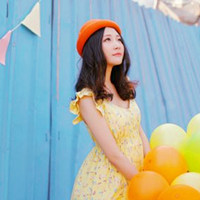 一个人平平淡淡意境女生头像图片,站在阳光下,走在大街上