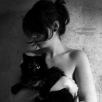 抱着小猫的女人的头像+抱着小猫的男生的头像非常可爱的小猫